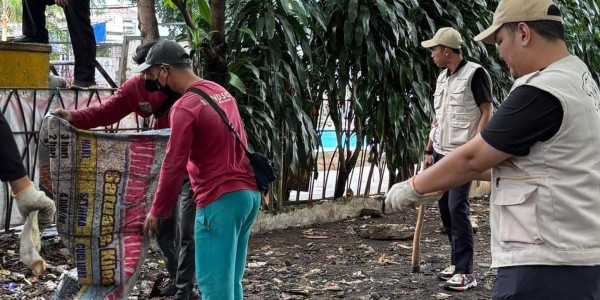 Pemkot Depok Kerahkan Regu Maung Bodas Bersihkan Sampah Liar di Taman Merdeka