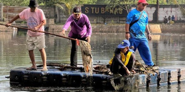 Kelurahan Sukamaju dan Warga Kompak Bersihkan Sampah di Situ Bahar Depok