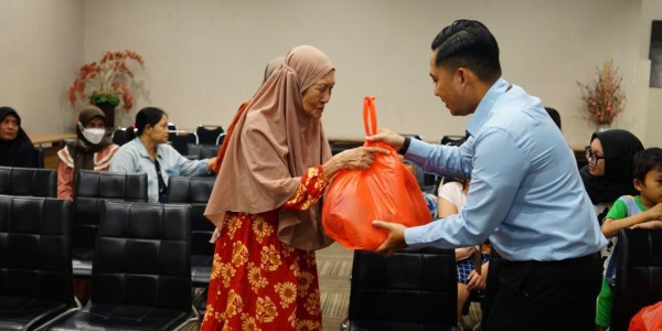 Sambut Ramadan, Holiday Inn Express Surabaya Salurkan Bantuan Sembako bagi Lansia dan Janda