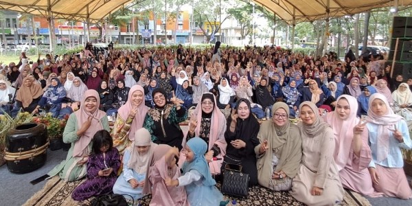 Siti Qomariyah Laksanakan Pengawasan Pemerintahan di Desa Sukaringin Bekasi