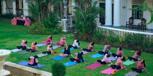 Hotel Majapahit Surabaya Hadirkan “Sunset Yoga”, Padukan Sejarah dan Gaya Hidup Sehat