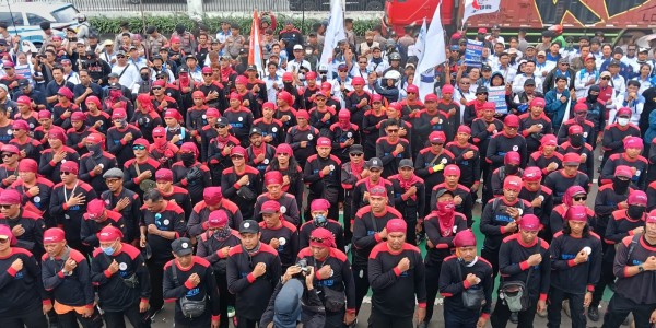 Ribuan Buruh Kepung DPR, Tuntut Hapus Outsourcing