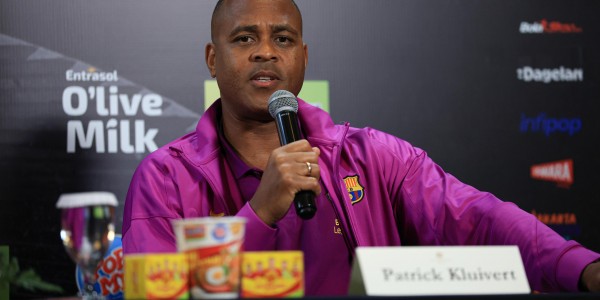 Antusias Kembali ke SUGBK, Patrick Kluivert Kecewa Batal Perkuat Barca Legends Karena Cedera