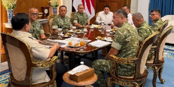 Prabowo Terima Laporkan 300 Jembatan dan Sekolah Rampung dalam 3 Bulan