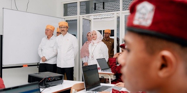 Tinjau Sekolah Rakyat, Gus Ipul Pastikan Laptop Dipakai untuk Belajar 