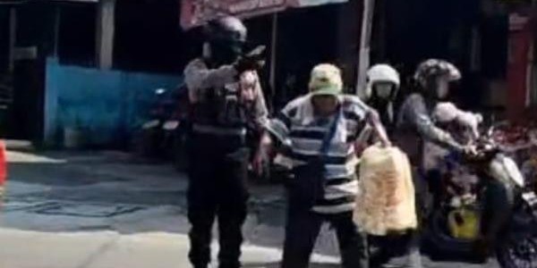 Kala Tim Patroli Perintis Presisi Bantu Lansia Menyeberang dan Borong Dagangan