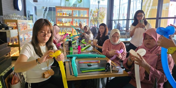 Workshop Buket Balon di ARTOTEL Hayam Wuruk Surabaya, Ruang Kreatif Perempuan Rayakan Semangat Kartini