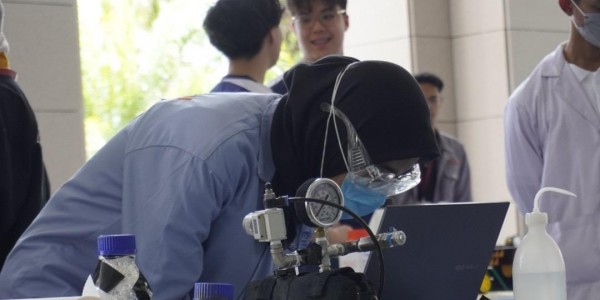 Tim Spektronics ITS Raih Prestasi Internasional Lewat Mobil Kimia “Dodit” di Malaysia