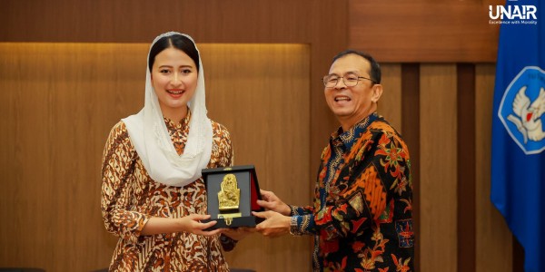 Kunjungi UNAIR, Wamendag Ajak Mahasiswa Jadi Wirausahawan Muda Berdaya Saing Global