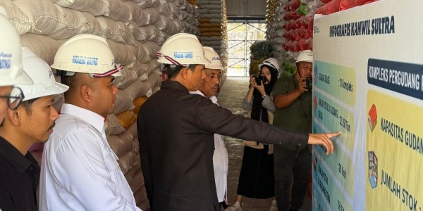 Kawal Instruksi Prabowo, Pimpinan Komisi II Tinjau Gudang Perum Bulog, Pastikan Stok Pangan Aman