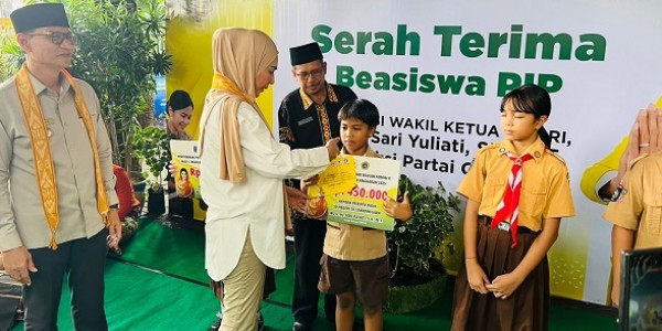 Sari Yuliati Bagikan Beasiswa PIP di SDN 10 Cakranegara, Dorong Semangat Belajar Siswa