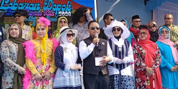 Supian Suri Hidupkan Gaya Lawas Era 70-an di Fashion Show Lebaran Depok