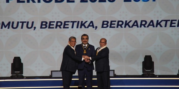 KPK dan Wamen Hukum Beri Pesan Khusus di Pelantikan PERADI Profesional
