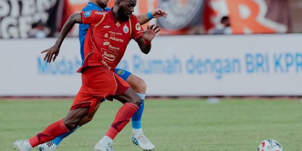 Brace Adam Alis Pastikan Kemenangan Persib atas Persija di Samarinda