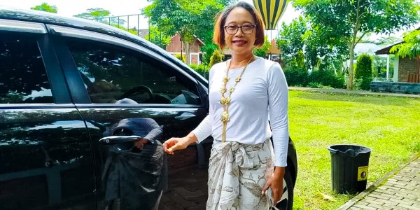 Bunga yang Memahkotai Kekuasaan