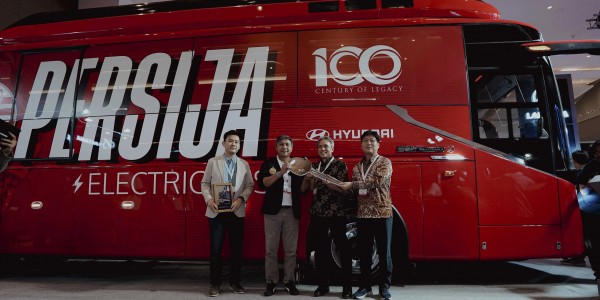 Keren! Persija Jakarta Perkenalkan Bus Listrik Baru untuk Operasional Tim Musim Depan