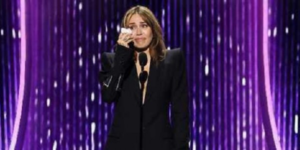 Miley Cyrus Menangis di Walk of Fame, Singgung Billy Ray Cyrus dalam Momen Emosional
