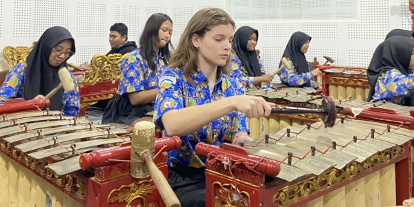 Go International, SMA Labschool Unesa 1 Kenalkan Alat Musik Gamelan pada Peserta AFS asal Italia