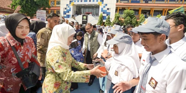 Gubernur Khofifah dan Kadindik Aries Komitmen Ajak Generasi Muda Kurangi Sampah Plastik