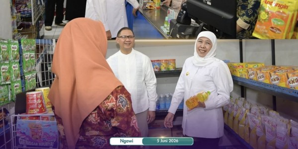 Dukung Kewirausahaan Siswa, Gubernur Khofifah Borong Sembako di Minimarket SMKN 1 Ngawi