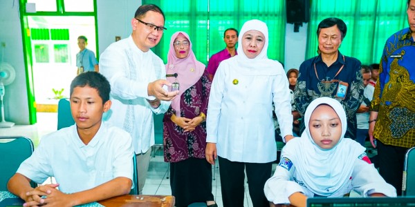 Gubernur Khofifah Pantau Langsung SPMB di Madiun, Pastikan Verifikasi Terjadwal Lancar