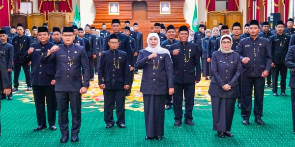 Gubernur Khofifah Lantik 65 Kepala SMA, SMK & SLB, Dorong Lahirkan Generasi Indonesia Emas