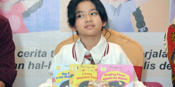 Putri Alya Sidik Penulis Cilik Baru Indonesia Luncurkan  Tiga Buku di Usia 9 Tahun