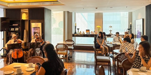 Belasan Ekspatriat Rayakan Hari Musik Sedunia dengan Suguhan Afternoon Tea Artisan Bali di Ascott Waterplace Surabaya