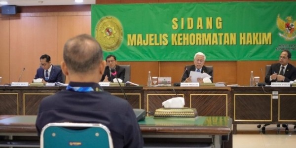 Terima Suap, Hakim IWS Diberhentikan dengan Hak Pensiun