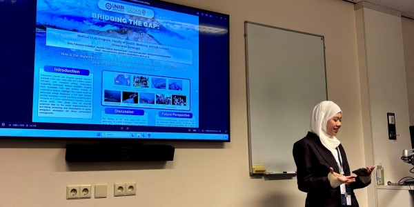 Mahasiswa FIKKIA UNAIR Presentasikan Riset Keselamatan Pendaki Kawah Ijen di Forum Internasional Belanda