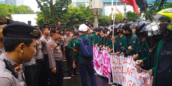 Aksi di Jakarta, Mahasiswa UHAMKA Gaungkan Tiga Tuntutan “Trisura”
