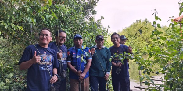 TPS Perluas Program Donasi Oksigen, Tanam 2.000 Bibit Mangrove di Pesisir Gresik