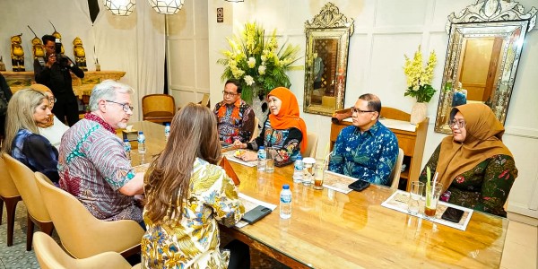 Gubernur Khofifah dan Kadindik Jatim Diskusi Bareng Director KCL, Perkuat Kolaborasi Pendidikan Global
