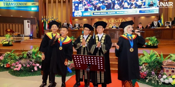 Momen Langka di Wisuda UNAIR, Keluarga 3A: Ashanty, Anang, dan Azriel Lulus Bersama