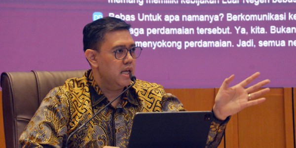 Dialektika Demokrasi Tema "Rencana Damai AS-Iran, dan Dampaknya Terhadap Negara Asia Termasuk Indonesia"