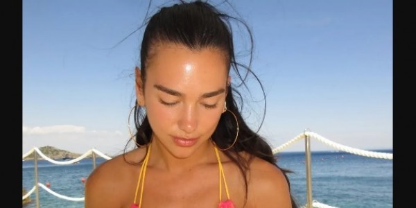 Tampil Berani di Pantai, Dua Lipa Curi Perhatian dengan Gaya Bikini Simpel nan Elegan