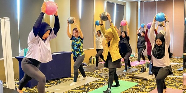 “Morning Recharge Mat Pilates” ala favehotel Rungkut Surabaya bersama FIT HUB & Super Skin