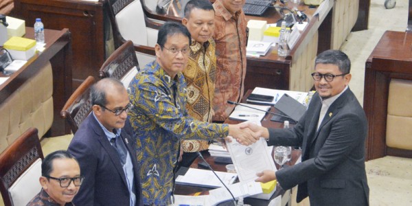 Raker Komisi XI DPR dan  Menkeu bahas RUU PFII