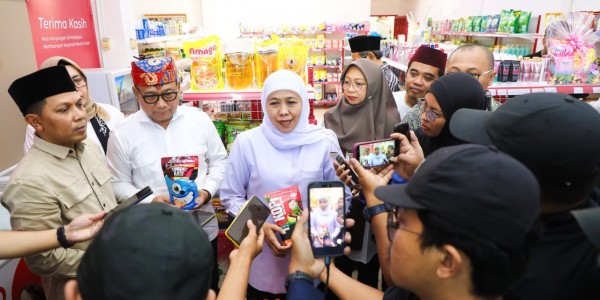 Gubernur Khofifah Tinjau Koperasi Kelurahan Merah Putih Tukangkayu Banyuwangi, Pantau Pasokan LPG dan Bahan Pokok