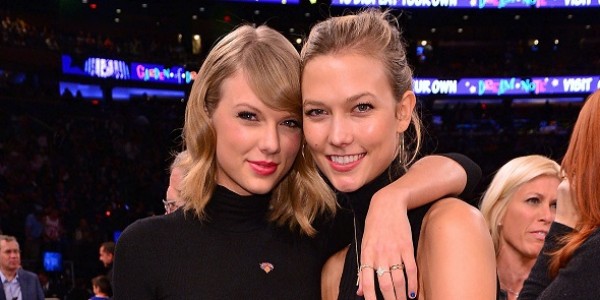 Karlie Kloss Tak Mau Bongkar Pernikahan Taylor Swift, tapi Ungkap Satu Hal Ini