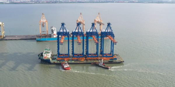 Pelindo Marine Kawal Kedatangan Alat Bongkar Muat Baru untuk Tingkatkan Kinerja Pelabuhan