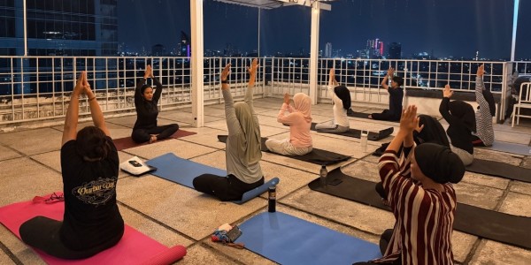 ᎠᎥ Bawah Cahaya Bulan Purnama, Maxone Hotel Dharmahusada Ajak Warga Temukan Ketenangan via Yoga