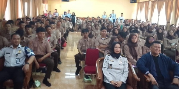 Imigrasi Depok Sambangi SMAN 2, Edukasi Siswa soal TPPO dan Sekolah Kedinasan