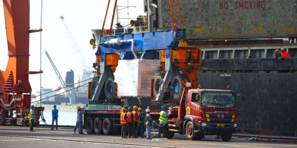 Perkuat Layanan TPK Nilam, Terminal Teluk Lamong Tambah Alat Bongkar Muat Listrik
