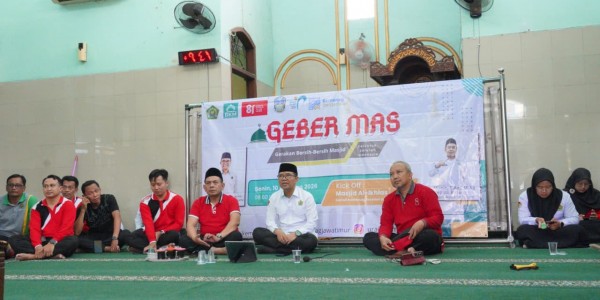 Geber Masjid 2026, Kanwil Kemenag Jatim Gotong Royong Bersihkan Masjid Al-Ikhlas