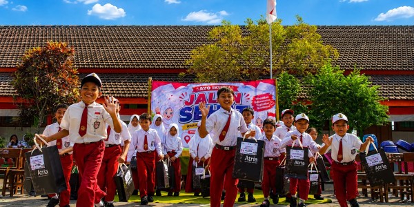Atria Hotel Malang Salurkan Bantuan Sepatu Sekolah untuk Siswa SDN 2 Sumberpasir