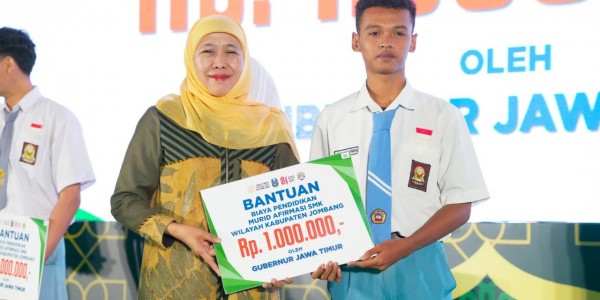 Gubernur Khofifah Salurkan Afirmasi Biaya Pendidikan untuk 112 Murid di Jombang