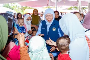 Cegah Stunting, Khofifah Bagikan Paket Gizi untuk 10 Ibu Hamil dan 90 Balita di Pacitan