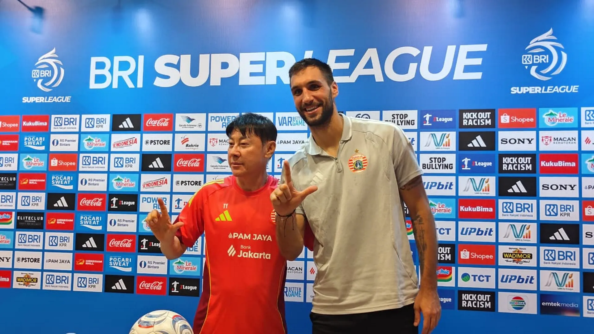 JIS Jadi Langganan Konser, Shin Tae-yong Keluhkan Kualitas Rumput Jelang Laga Home Persija
