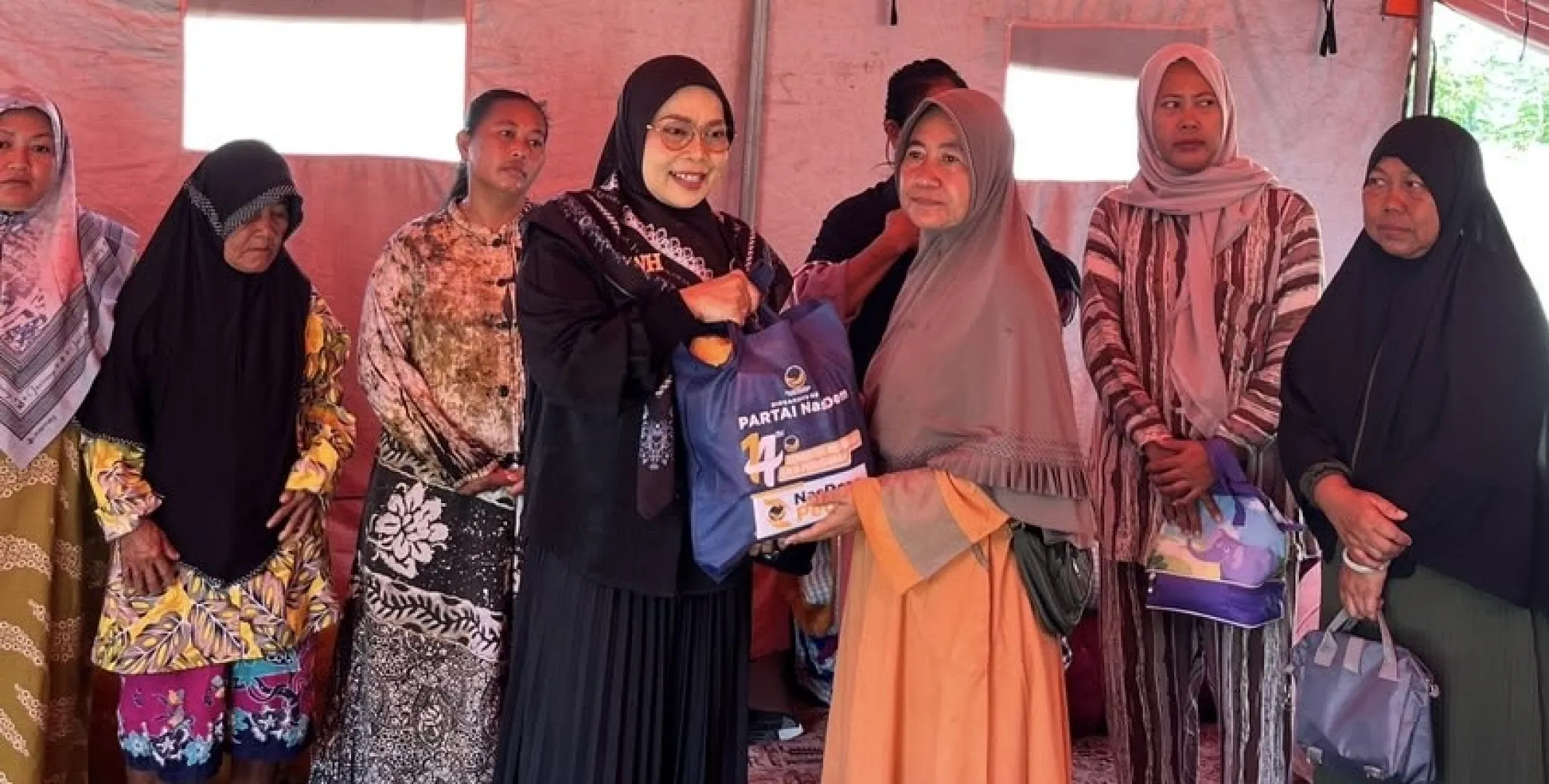 SWH Serahkan Bantuan kepada 11 Rumah Terdampak Kebakaran di Eretan Wetan